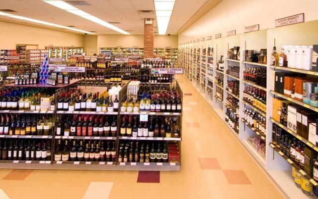 Woodlands Inn & Suites