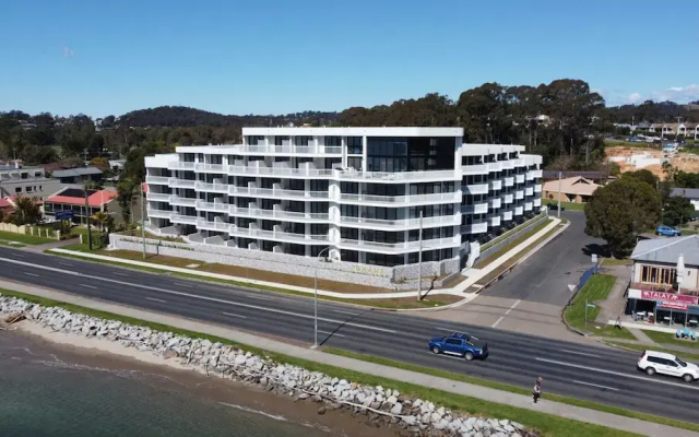 Glorious 2-bed With Waterside Balcony Views