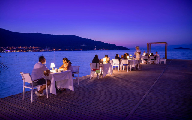 Moyo Beach Hotel