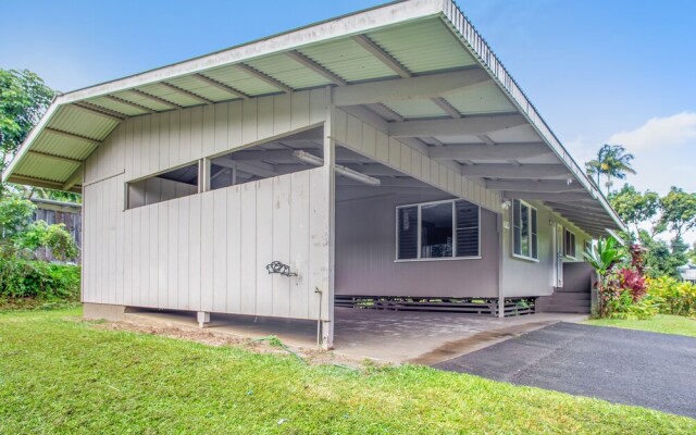 Stay On The Scenic Route! 7 Min Drive To Hilo 3 Bedroom Home by Redawning