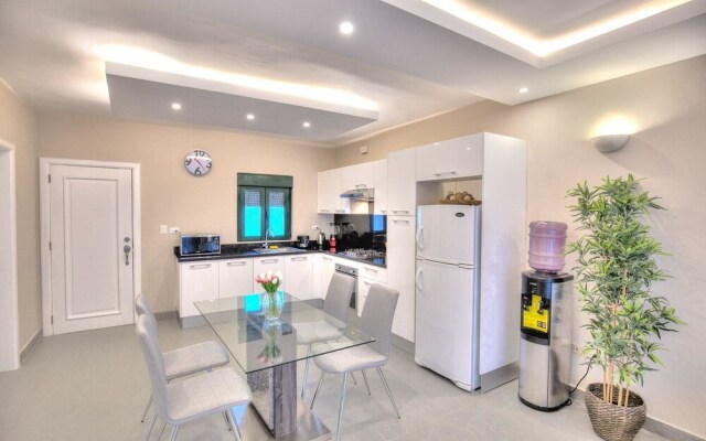 Beach Apartment 10mbps internet & Smart TV's