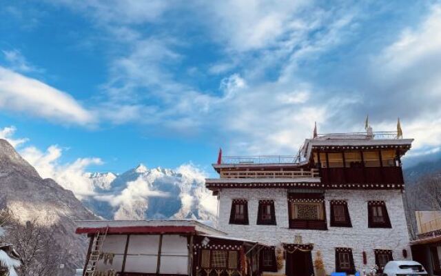 Danba yunshangzangjia Resdrt Hotel