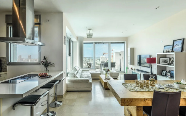 High end 2 BR w panoramic City view