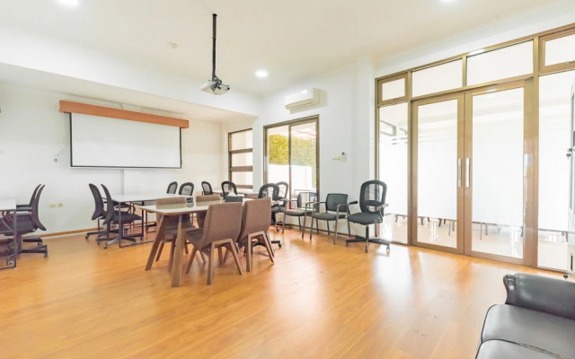 RedDoorz near Kiara Artha Park