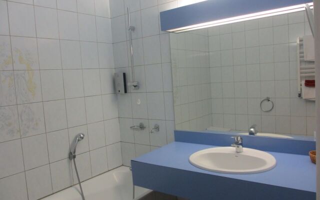 Hôtel-Restaurant La Crèche et sa piscine intérieure - Logis Hôtels