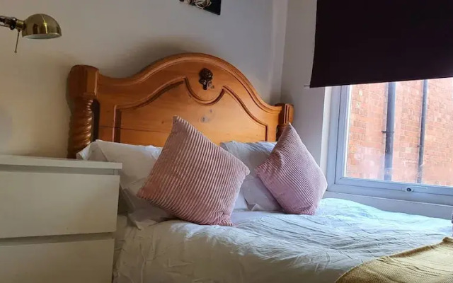 Room in Guest Room - Nice Large Room in Coventry