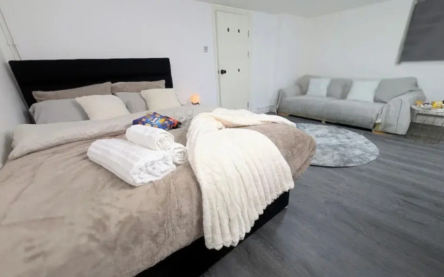 Chic Apartment in Manchester Sleeps 5