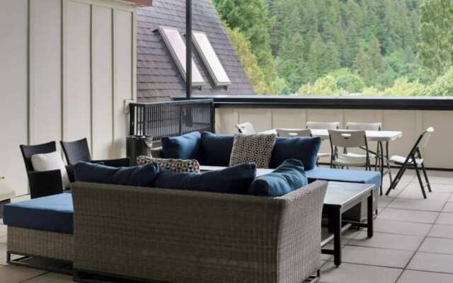 Modern 4BR Penthouse With Lake Views