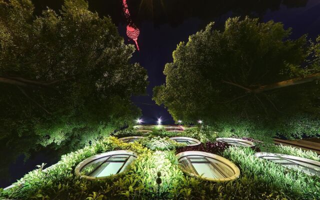 Flora by Crossroads Hotel