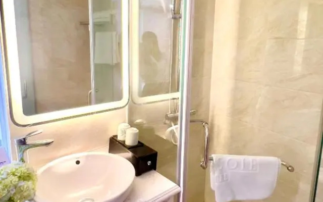 DE LA SOIE Hotel & Travel