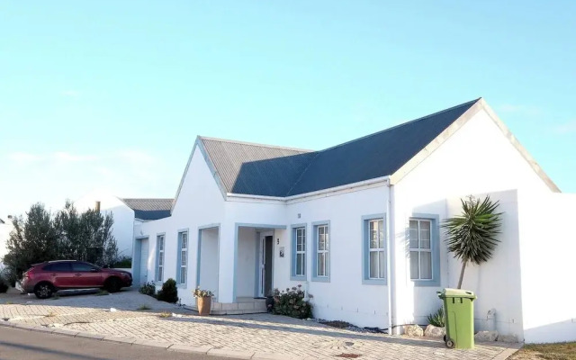 The Pelican - Stunning 3-bedroom Holiday Home in Langebaan