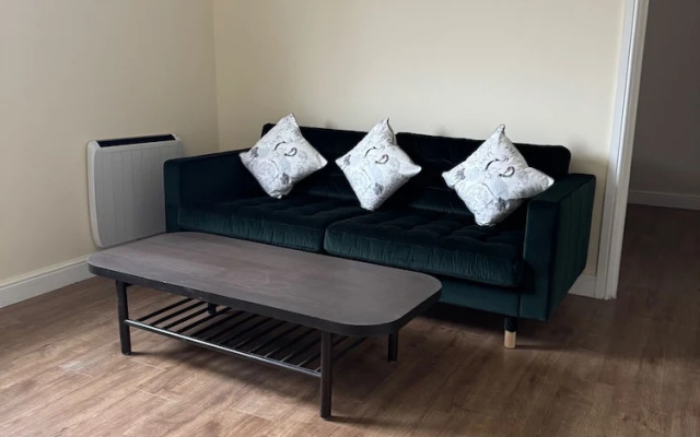 2 Bed Flat - Sleeps 4 - Parking - Wifi