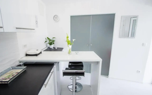 Luxury Studio Apartment White Sensation