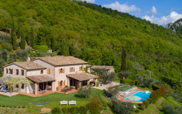 Beautiful Villa in San Giovanni del Pantano With Pool