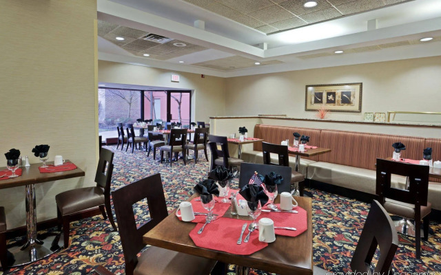 Отель RL Cleveland Airport West