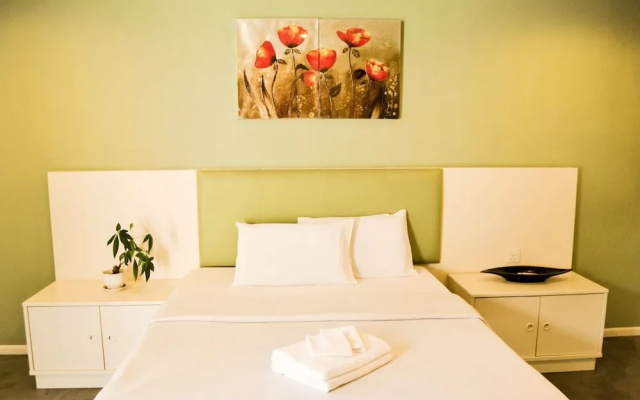 Qi Hotel and Club