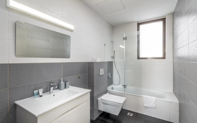 Modern & Bright 3 BDR close to the beach