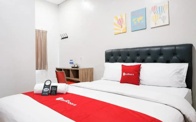 RedDoorz near Ciputra Golf Surabaya