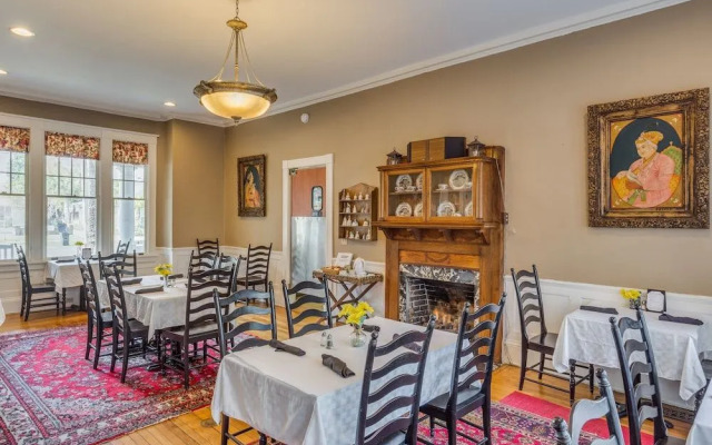 Riverdale Inn