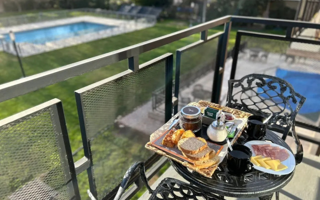 Los Robles Apart Hotel