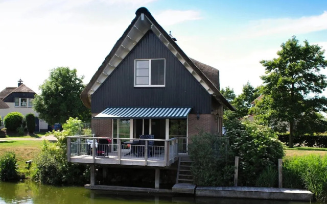 Thatched Villa by Ijsselmeer