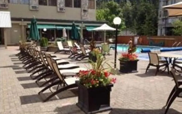Mountain Side Hotel Whistler by Executive