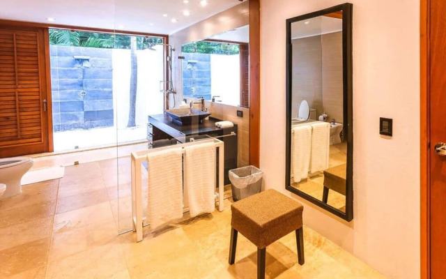 Sunny Vacation Villa 80