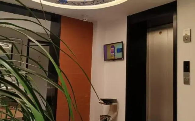 Lotus Pond Retreat Designer Hotel (People's Square Taoyangli)