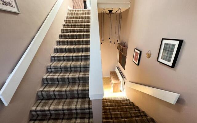 A Spacious Flat with Character - Private Car Space