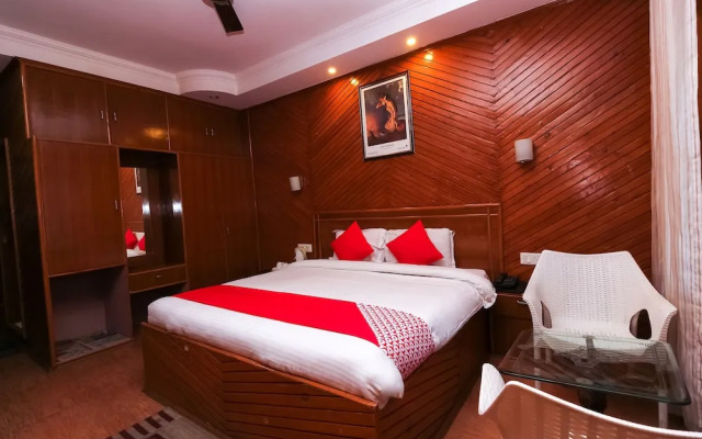 OYO 8367 Hotel The Woodz