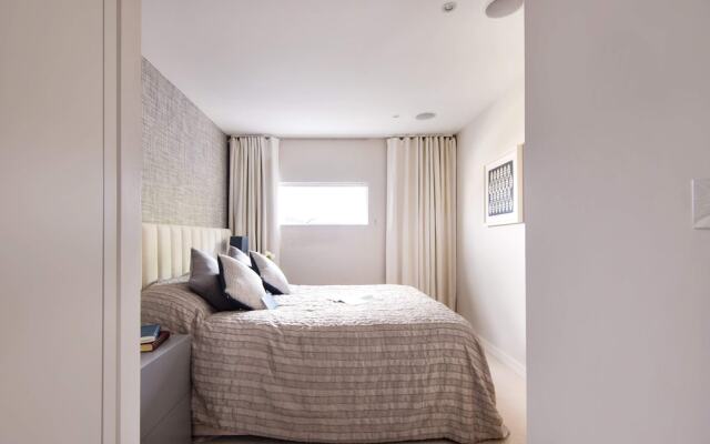 Bright Chelsea Grosvenor Waterside Apartment