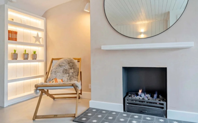 Chic Coastal Retreat - 5-min Stroll to Beach