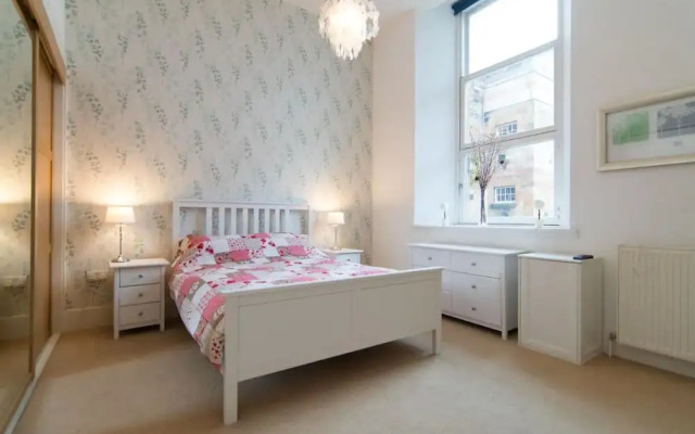 Elegant & Spacious 2 Bedroom Apt