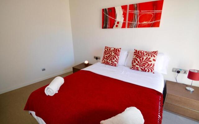 Chic Stylish Apartment with 2 Beds And Roof Terrac