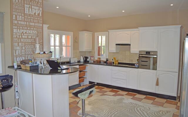 Holiday villa with 5 bedrooms, private pool, Nueva Andalucia, Marbella