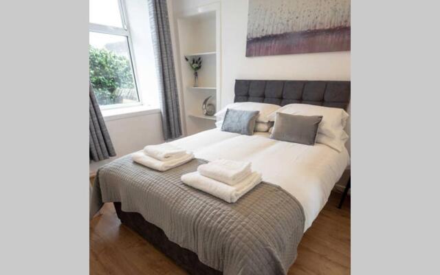 ☆ Quiet Ground Floor Apartment Near University ☆