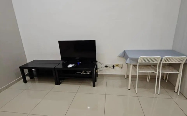 Hill 10 Residences I-City by Beestay