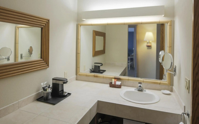 Bay Club Hotel & Marina