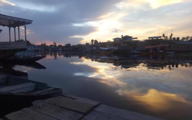 Houseboat Suzan