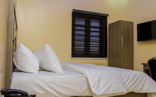 Mitos Luxury Suites -Bode Thomas