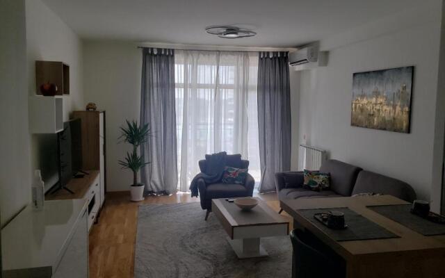 B-G Waterfront Apartment