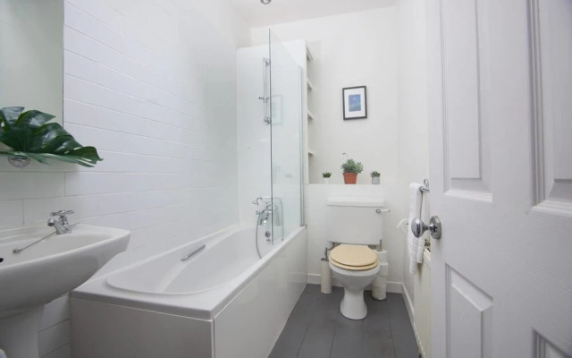 Bohemian top Floor Apartment With Views Over City