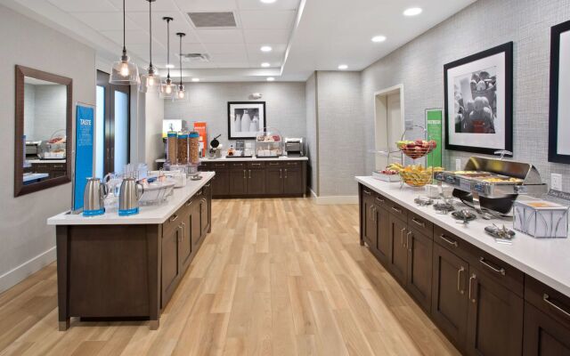 Hampton Inn & Suites-Seattle Woodinville WA