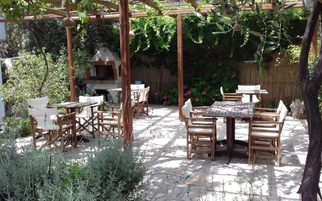 Tilemachos Rooms & Studios