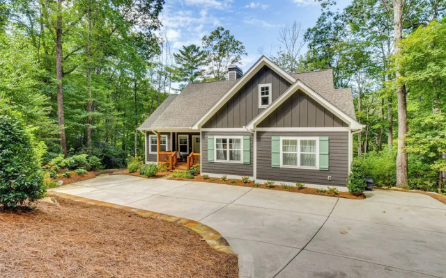 Sapphire Lakefront Cabin w/ Dock, Kayaks + Canoe!