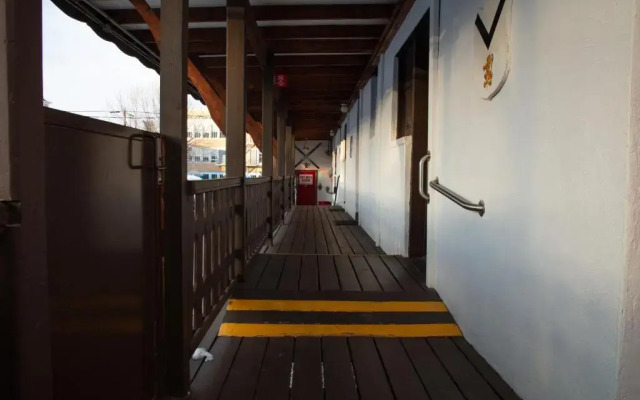 Yodeler Motel