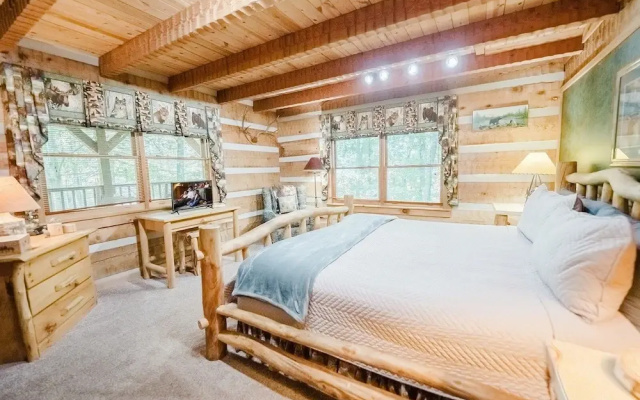 Big Kahuna Lodge 3 Bedroom Cabin by RedAwning