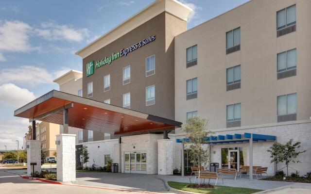 Holiday Inn Express & Suites Plano - The Colony, an IHG Hotel