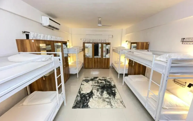 HOSHTEL99 - LUX - Stay, Cowork and Cafe - Luxurious Twin Bungalow