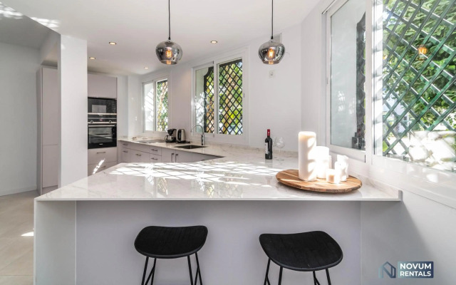 TOP RENOVATED 3-BDRM TOWNHOUSES with POOL, BBQ & ROOFTOP TERRACES